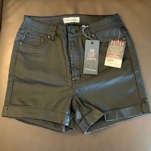 NWT stretch black short